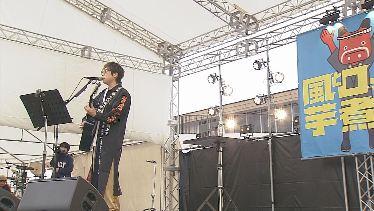 「福笑い」などを披露した高橋優（「風とロック芋煮会2025」本編映像より）