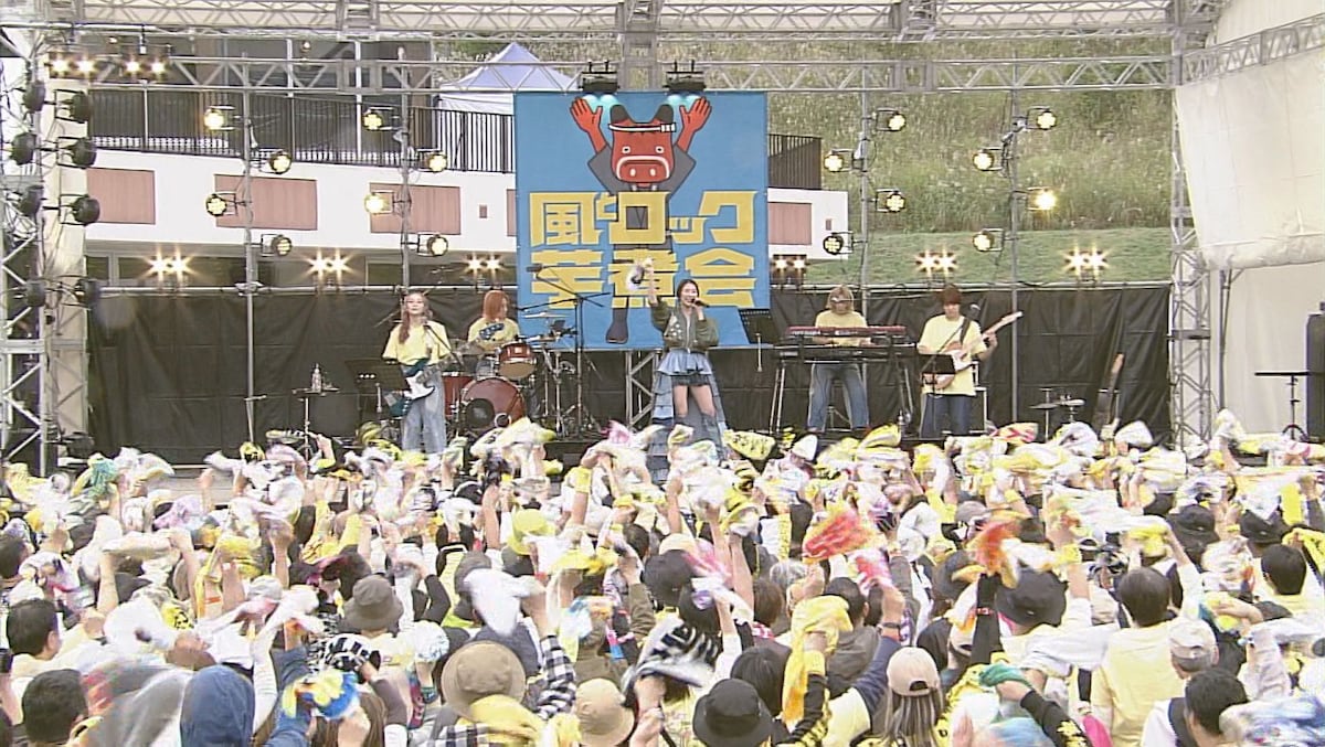 「泣くな向日葵」などを披露した玉井詩織（「風とロック芋煮会2025」本編映像より）