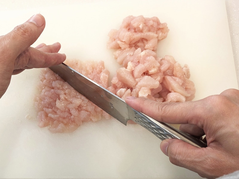 1. 鶏むね肉を包丁でたたき、少し大きめのミンチにする。