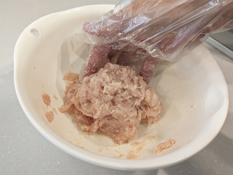 2. 1に塩、マヨネーズ、パン粉、片栗粉、味の素、ナツメグ、水を混ぜ、タネを作る。