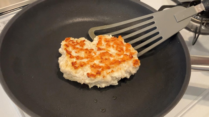 3. フライパンに少量の油を入れて熱し、2を焼く。蓋をしながら片面3分程度ずつ焼いて、火が通ったら取り出す。