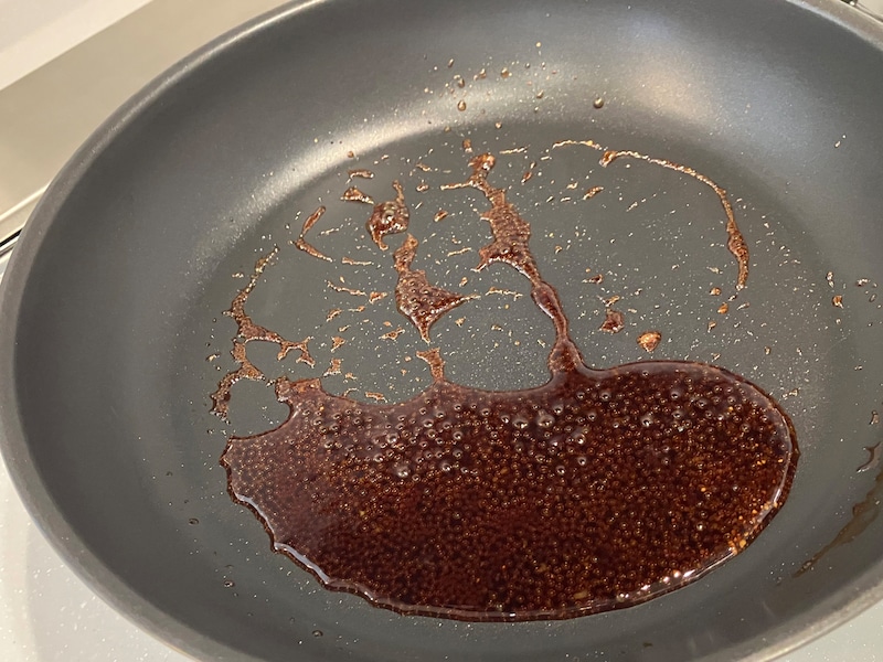 4. 3のフライパンに醤油、砂糖、みりん、味の素、おろしにんにく、黒胡椒を入れ煮立たせたら、ハンバーグにかけて完成。