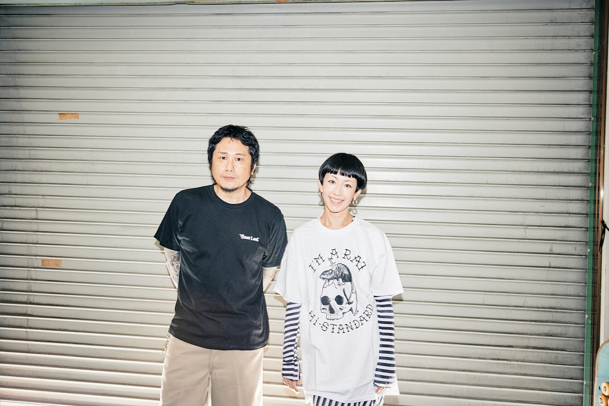 左から横山健、木村カエラ。