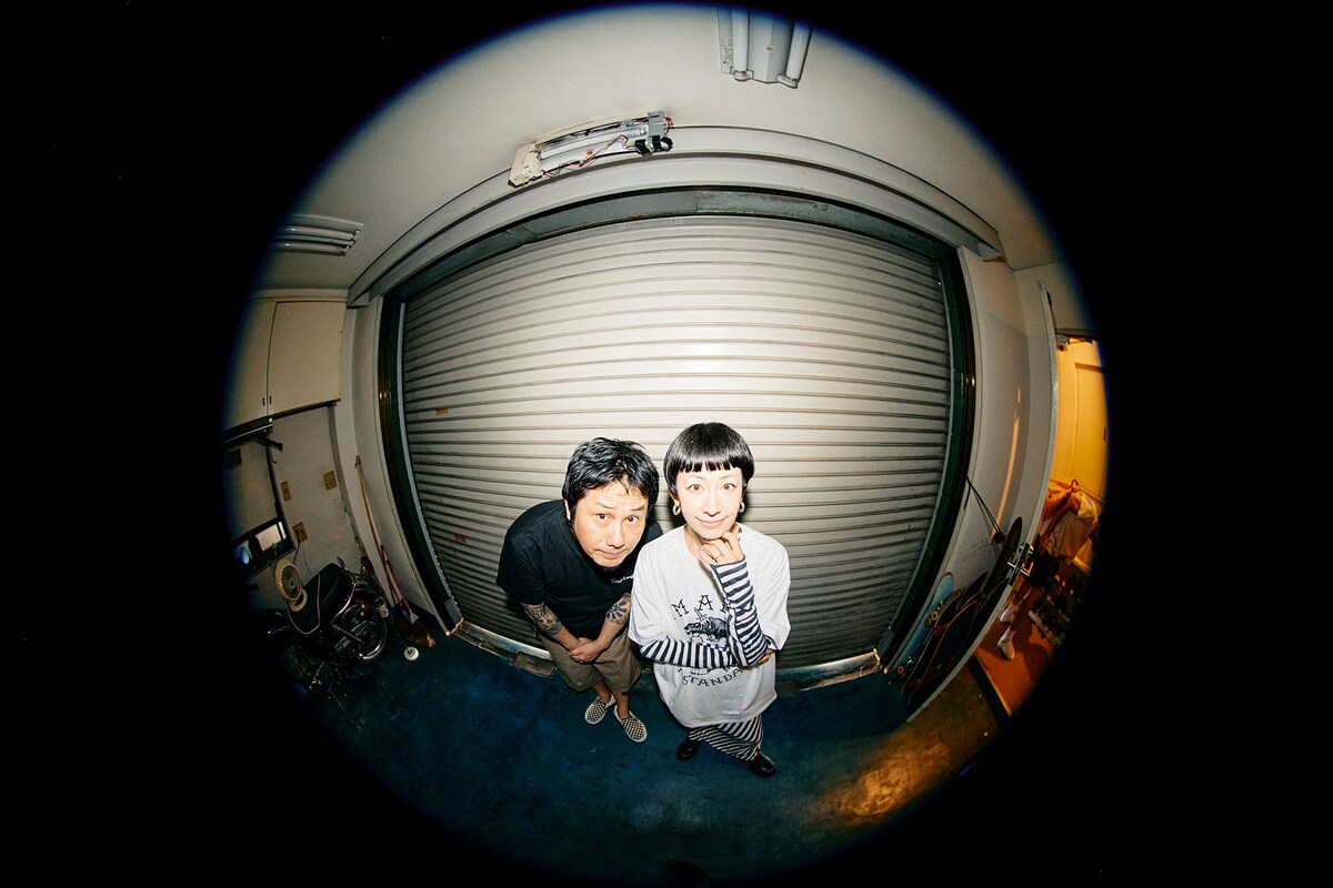 左から横山健、木村カエラ。