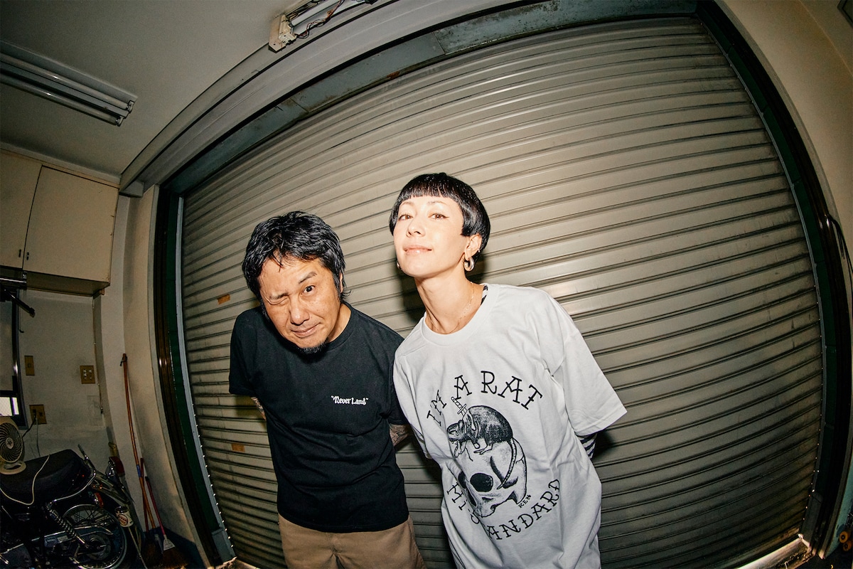 左から横山健、木村カエラ。