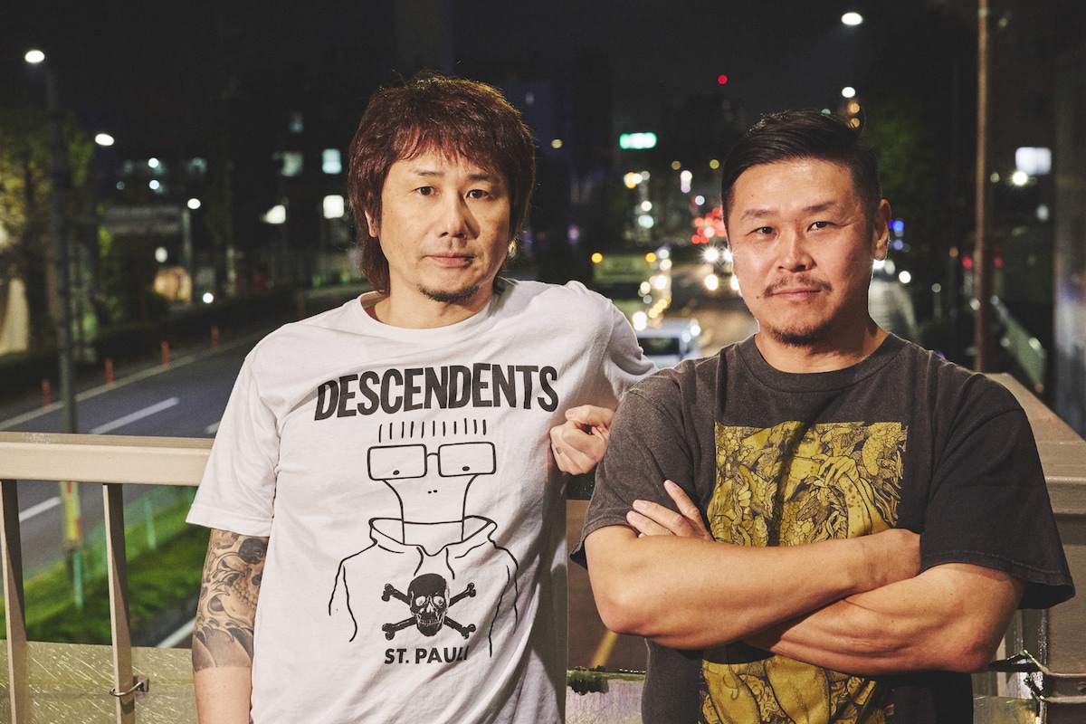 左から横山健（Vo, G）、EKKUN（Dr）。