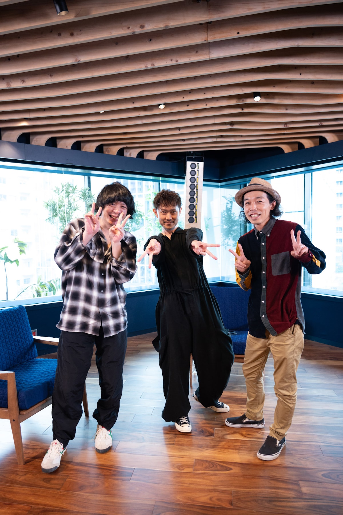 左から峯田和伸、蔦谷好位置、上田慎一郎(「アングリースクワッド 公務員と7人の詐欺師」監督)。