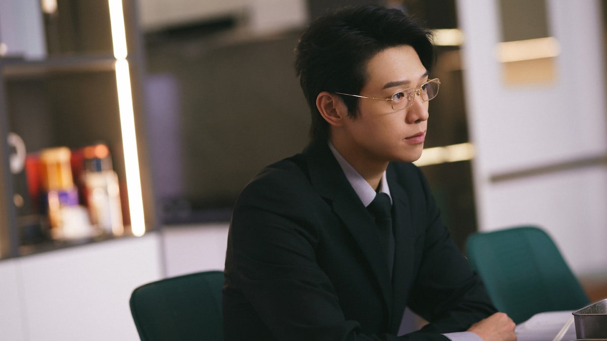 ウェイ・ダーシュン（魏大勛）演じるモン・イエンチェン。ヒロインを優しく支える姿は多くの視聴者を虜にし、ウェイ・ダーシュンはWeiboフォロワー数が7日間で88万人以上も増加する大ブレイクを果たした。