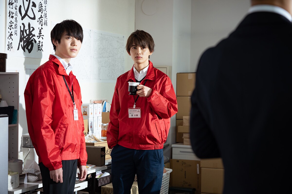 左から小泉光咲演じる野田、草川直弥演じる原。