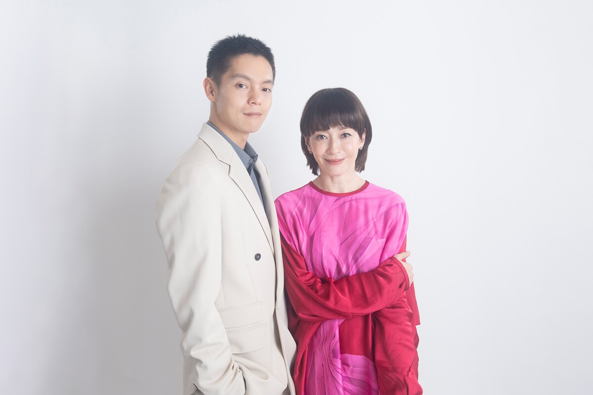 左から窪田正孝、宮沢りえ。