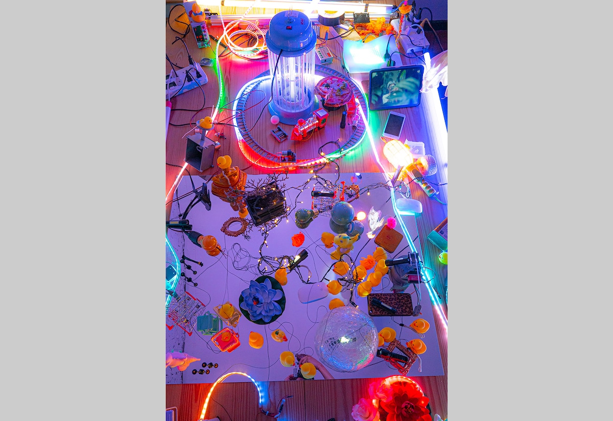 ウィチャヤ・アータマート / For What Theatre「ジャグル＆ハイド（演出家を探すなんだかわからない7つのモノたち）」©︎Rueangrith Suntisuk