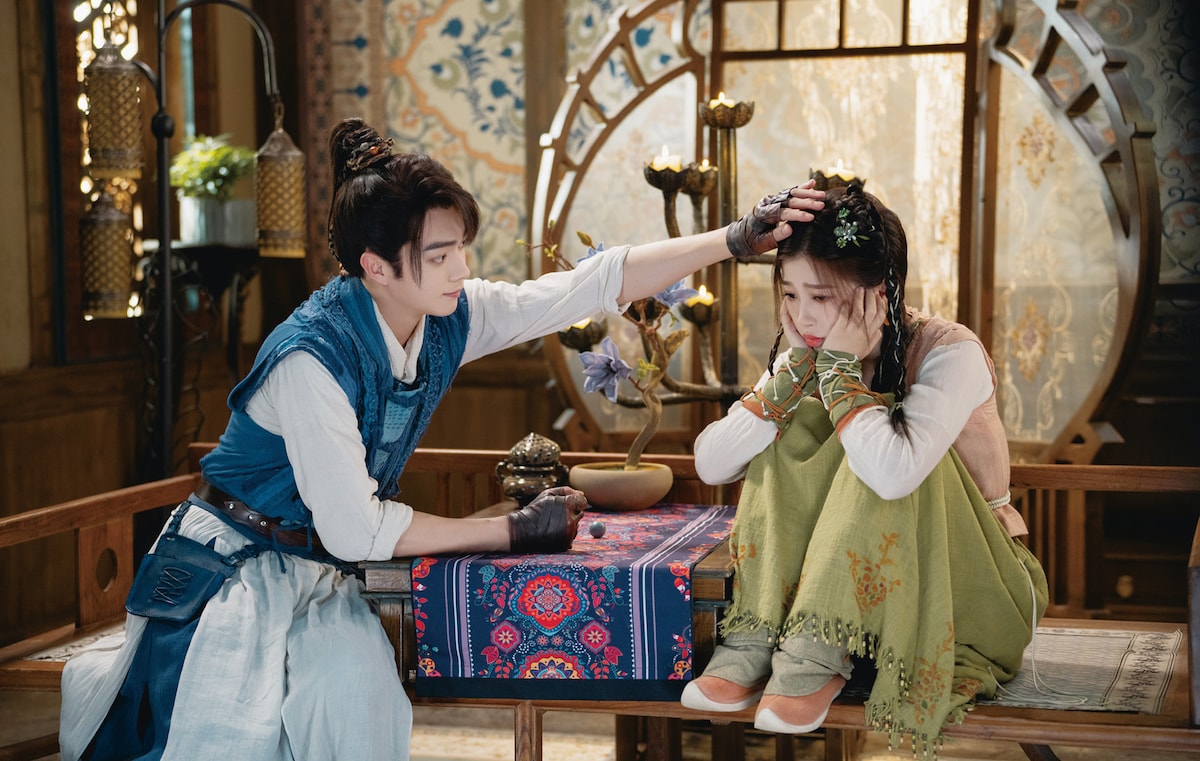 左からシュー・カイ演じる越今朝（えつきんちょう）、ユー・シューシン演じる越祈（えつき）。