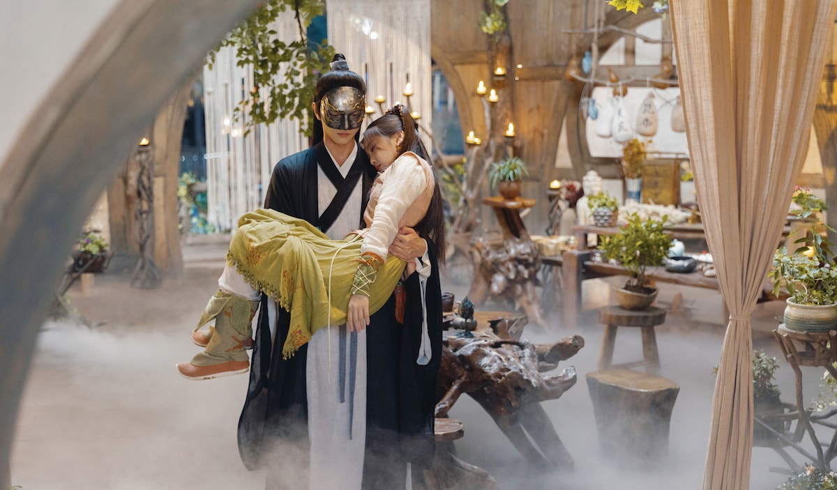 越祈を抱き抱える扁絡桓（へんらっかん）。