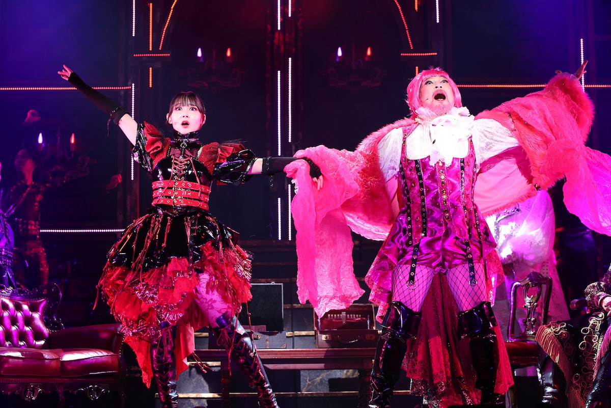 ミュージカル「キルバーン」より、内田（写真左）扮するソフィと宮川浩扮するポピー。