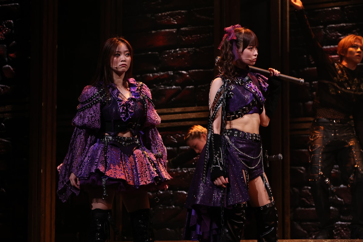 ミュージカル「キルバーン」より、池田晴香（写真左）扮するリンドウと倉持聖菜扮するシラン。