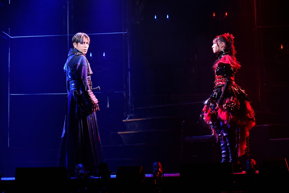 ミュージカル「キルバーン」より、堂珍嘉邦（写真左）扮するダリと内田未来扮するソフィ。