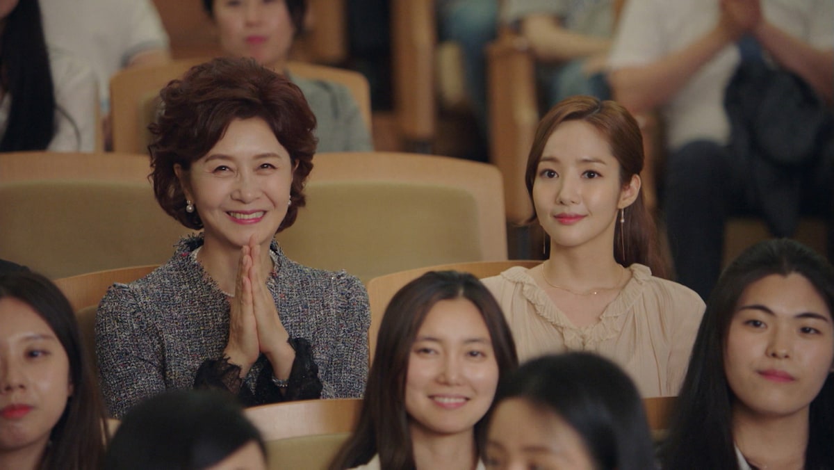 左からキム・ヘオク演じるイ・ヨンジュンの母、パク・ミニョン演じるキム・ミソ。© STUDIO DRAGON CORPORATION