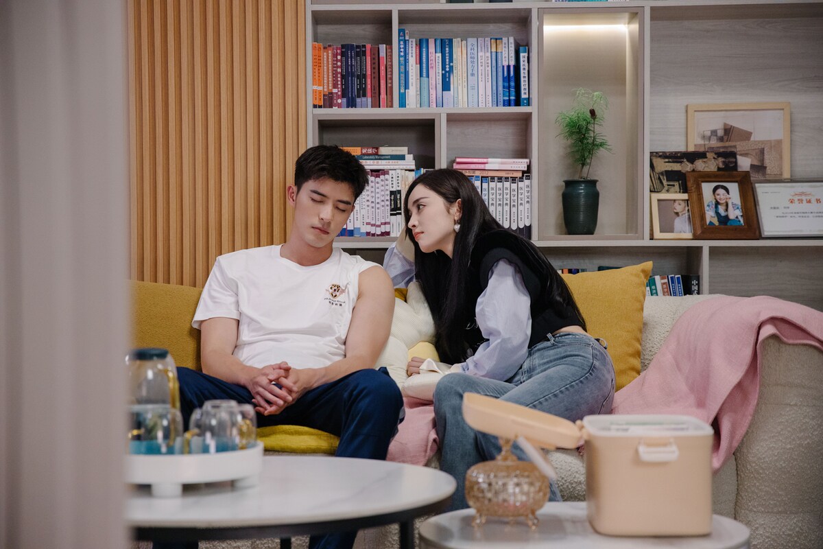 熱を測るスー・チンチョー（左）とソン・シンチェン（右）。