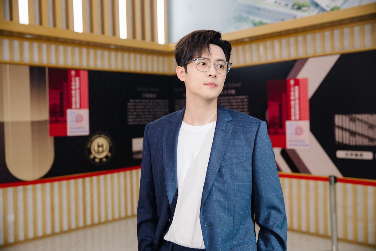 大学教授のタン・ルイゾー。演じるフー・シンボーはジン・ボーランとのアイドルユニット「BOBO組合」で活動していた。