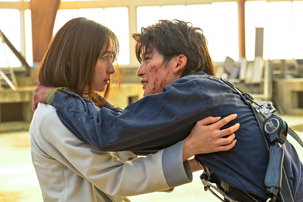 高橋文哉演じる柴崎大和（右）と、堀田真由演じる羽鳥葵（左）。