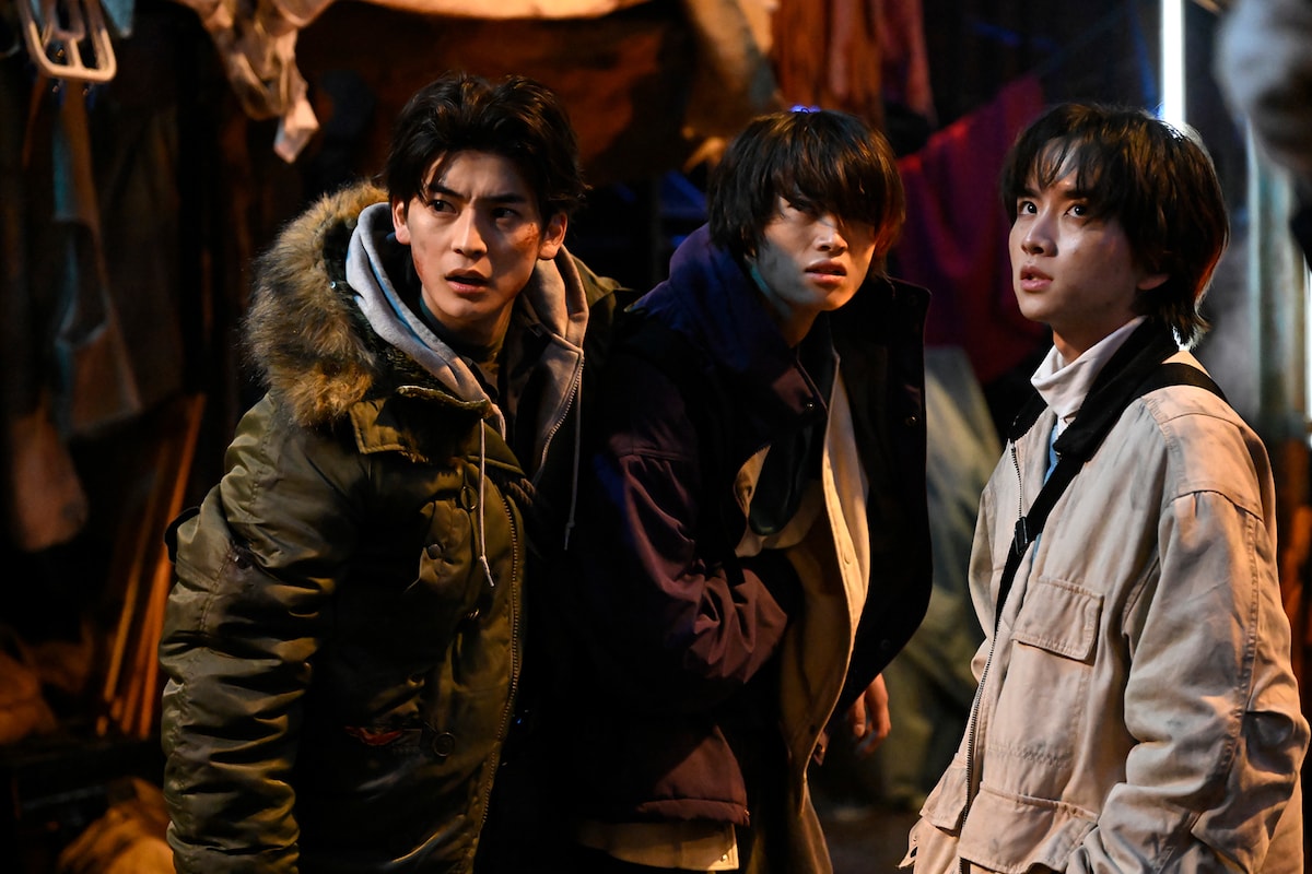 左から高橋文哉演じる柴崎大和、窪塚愛流演じる藤丸礼司、板垣李光人演じる天城ジン。