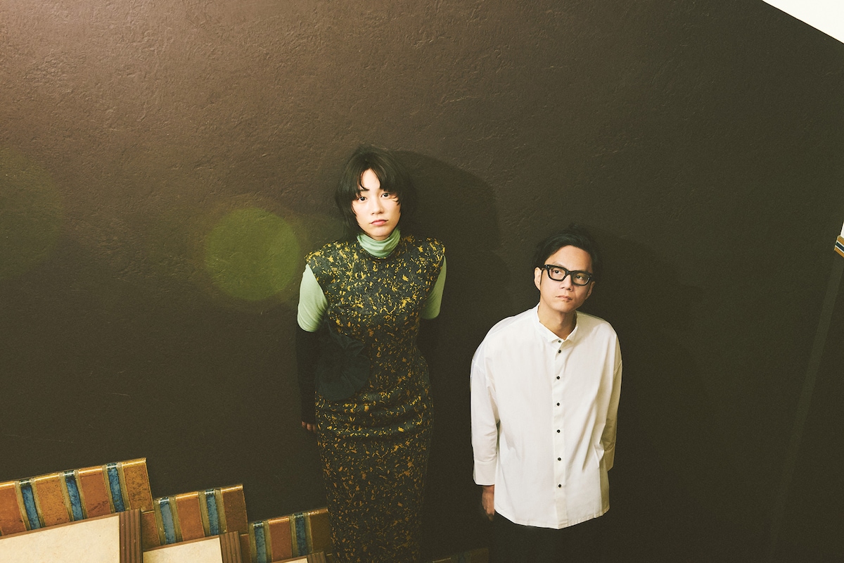 左からのん、奇妙礼太郎。