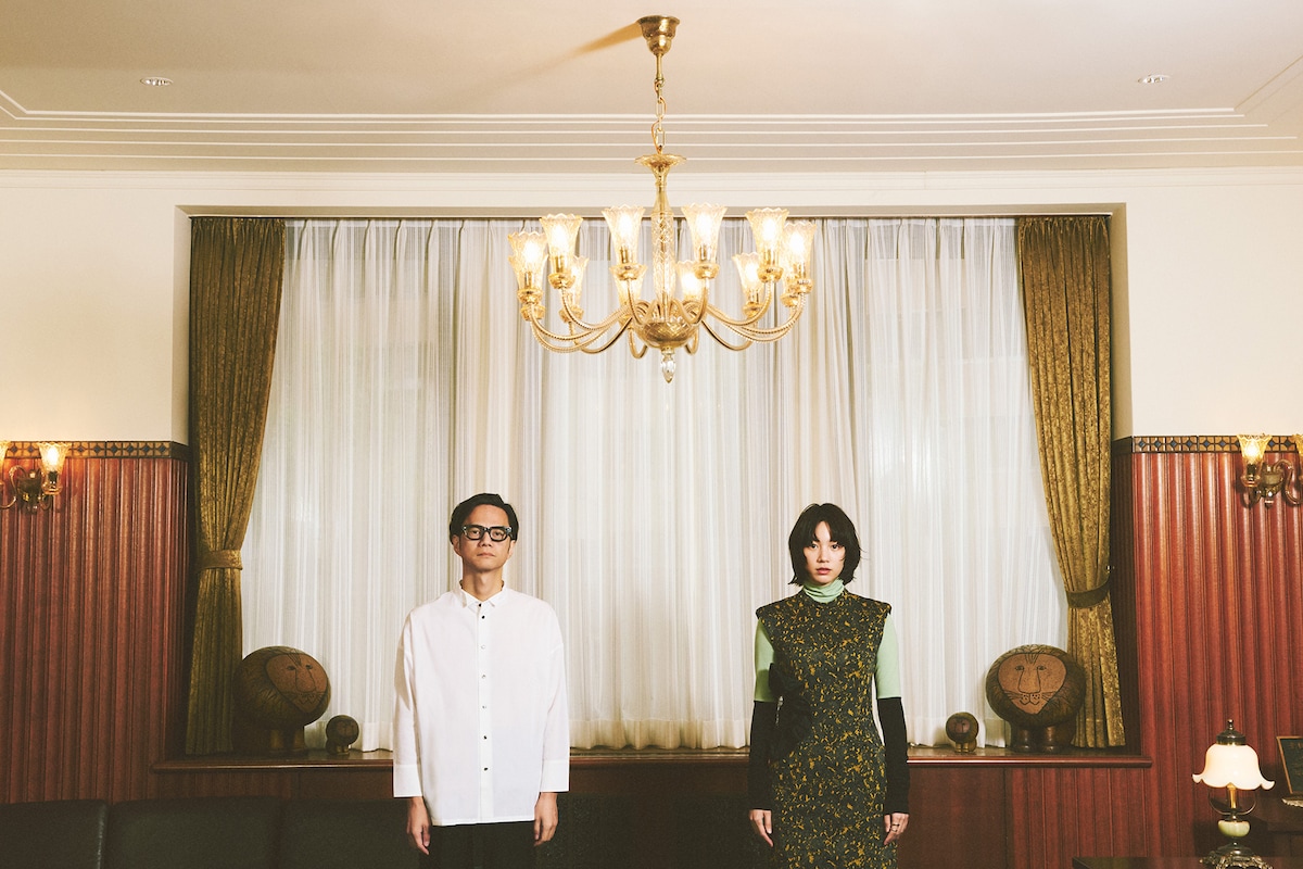 左から奇妙礼太郎、のん。