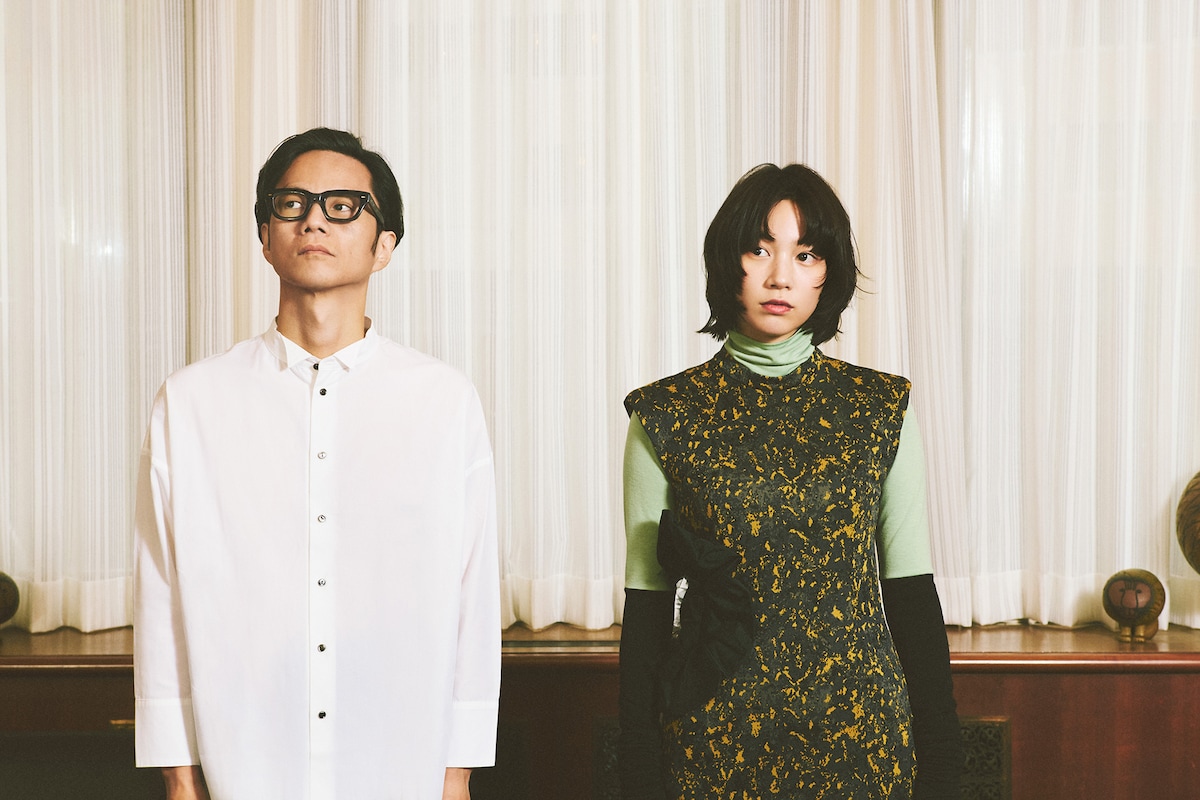 左から奇妙礼太郎、のん。