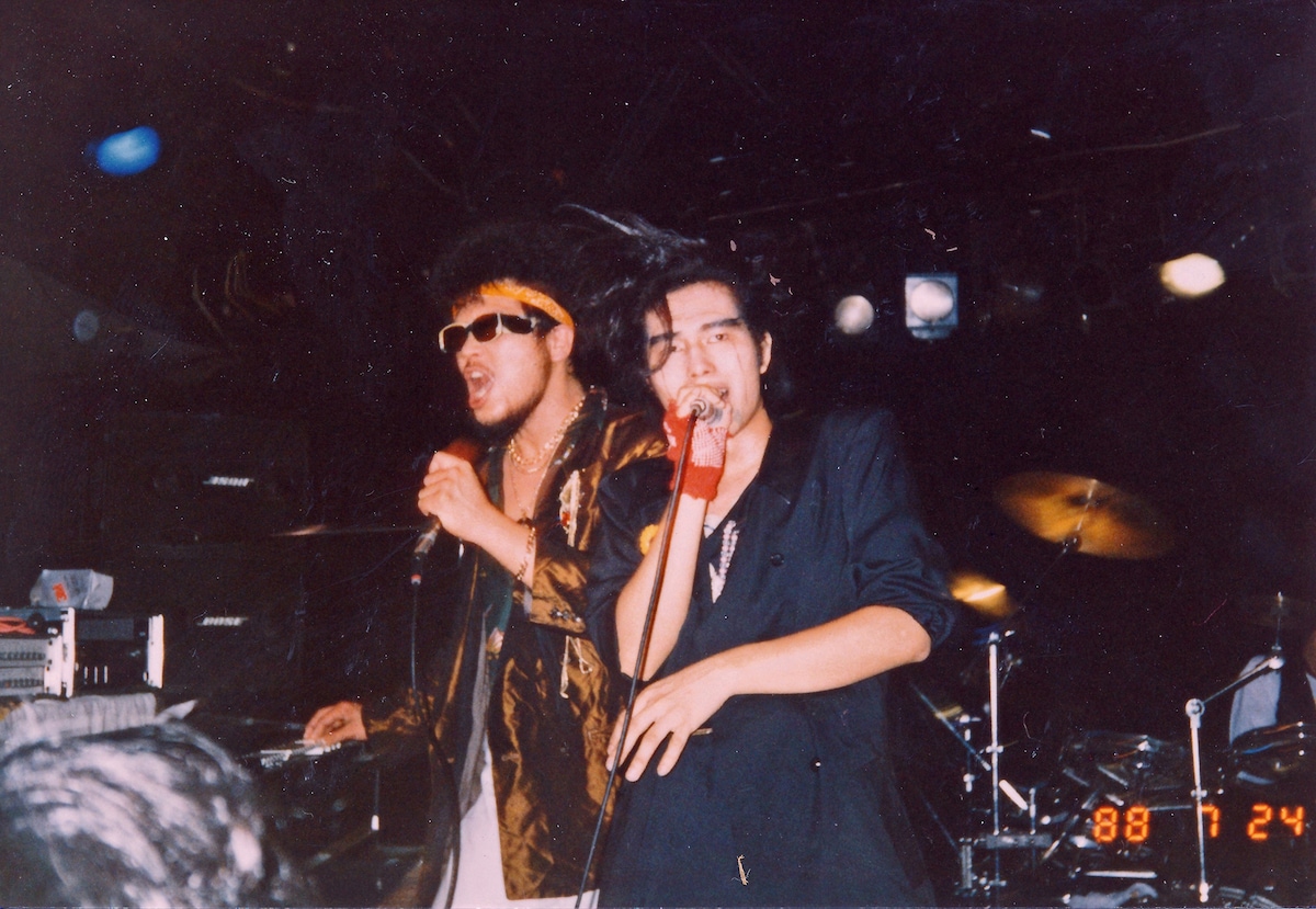 左から三柴理、大槻ケンヂ。1988年7月24日に行われた兵庫・チキンジョージ公演の模様。