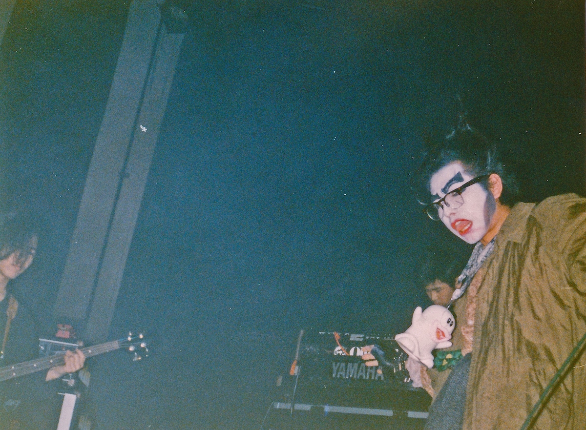左は内田雄一郎、右は大槻ケンヂ、後ろは三柴理。80年代のライブ写真。