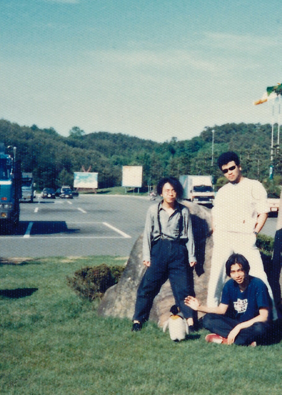 左から時計回りに、内田雄一郎、三柴理、大槻ケンヂ。1988年5月24日に撮影。