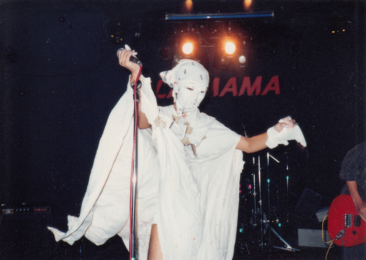 80年代の大槻ケンヂ（Vo）。