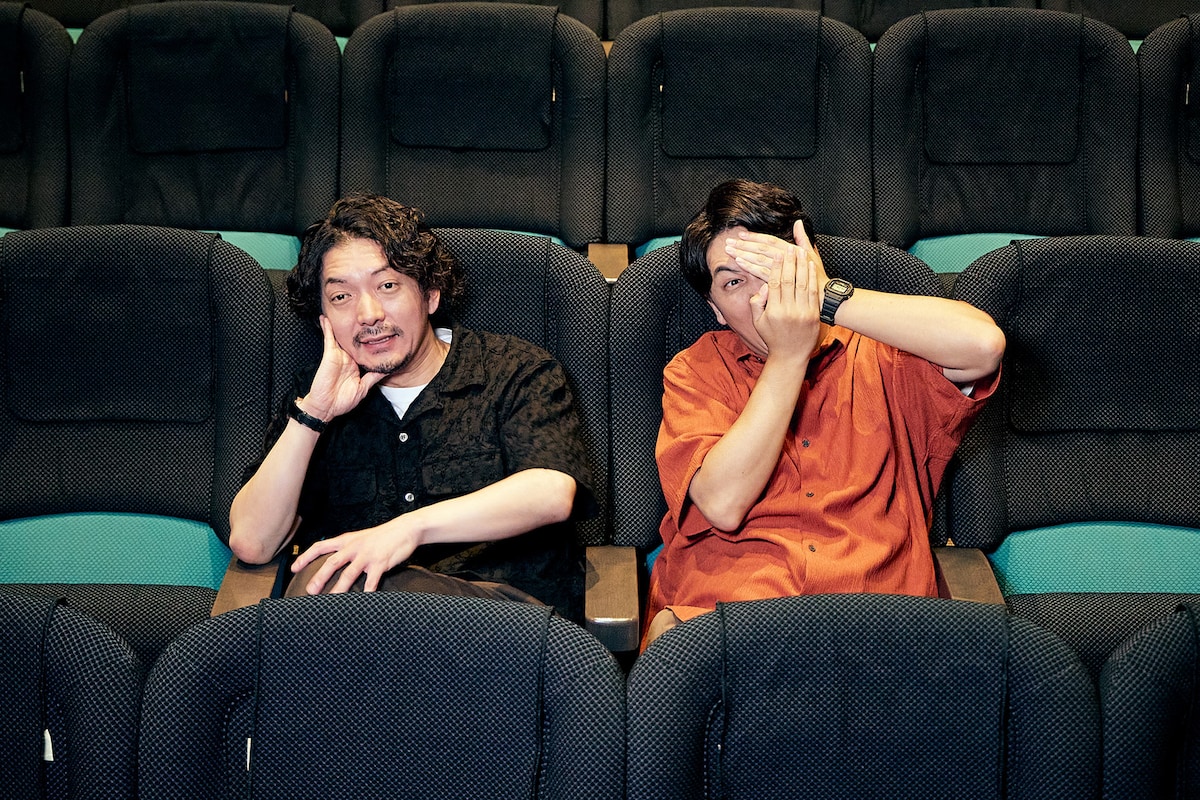 映画「キングダム 魂の決戦」を観て、リアクションを取るニューヨークの屋敷裕政（右）と嶋佐和也（左）