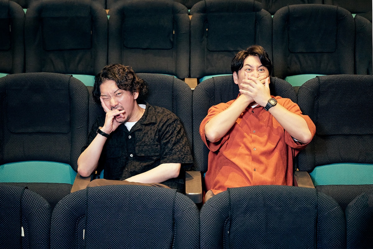 映画「キングダム 魂の決戦」を観て、リアクションを取るニューヨークの屋敷裕政（右）と嶋佐和也（左）