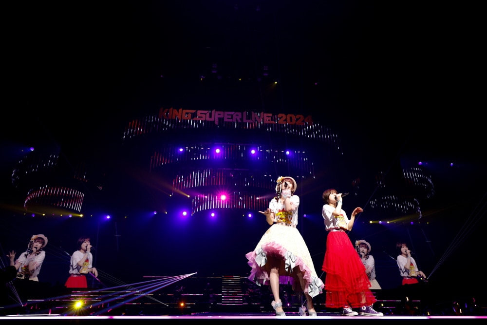 「COSMIC LOVE」を歌う水瀬いのりと岡咲美保。