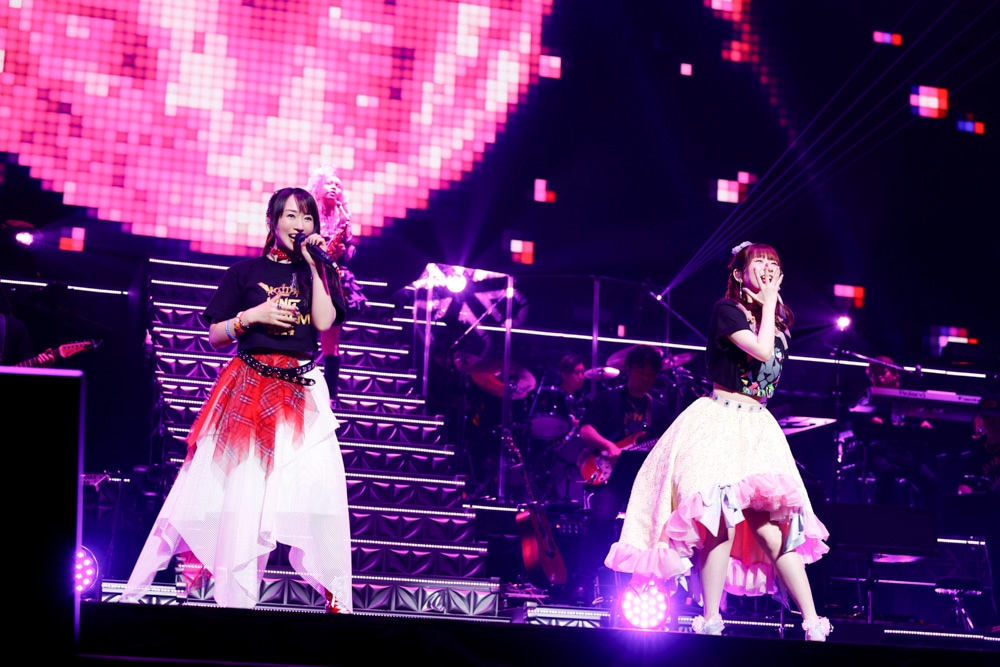 「DISCOTHEQUE」を歌う水樹奈々と岡咲美保。