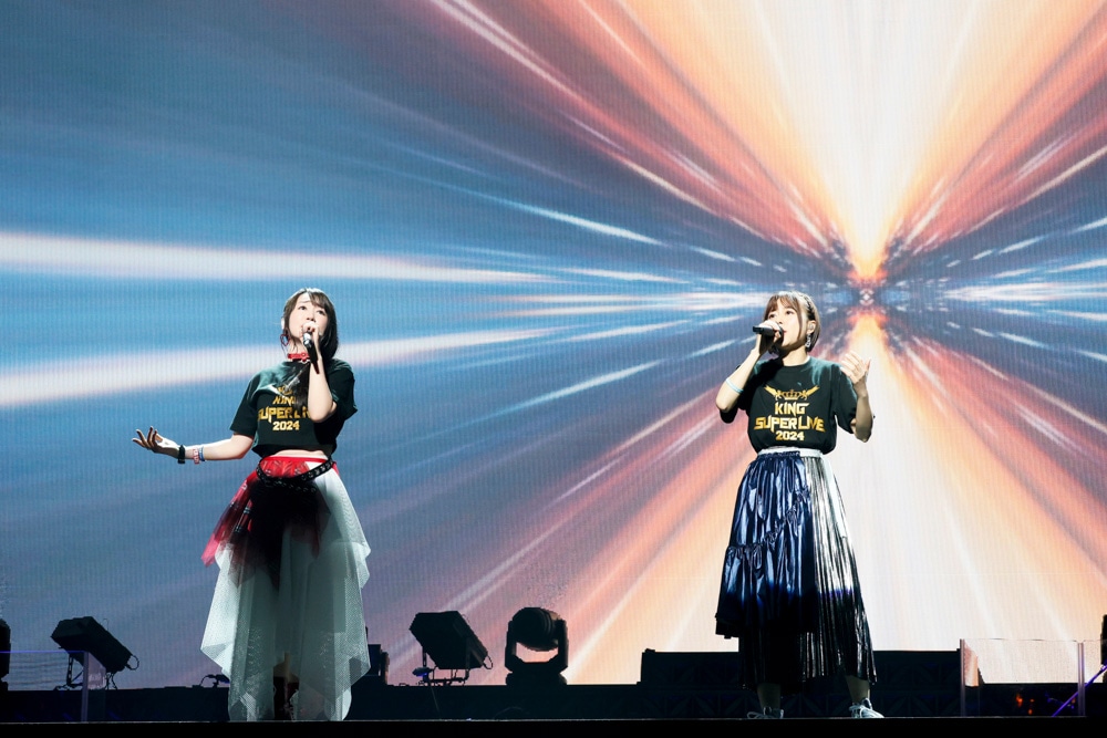 「Glorious Break」を歌う水樹奈々と水瀬いのり。