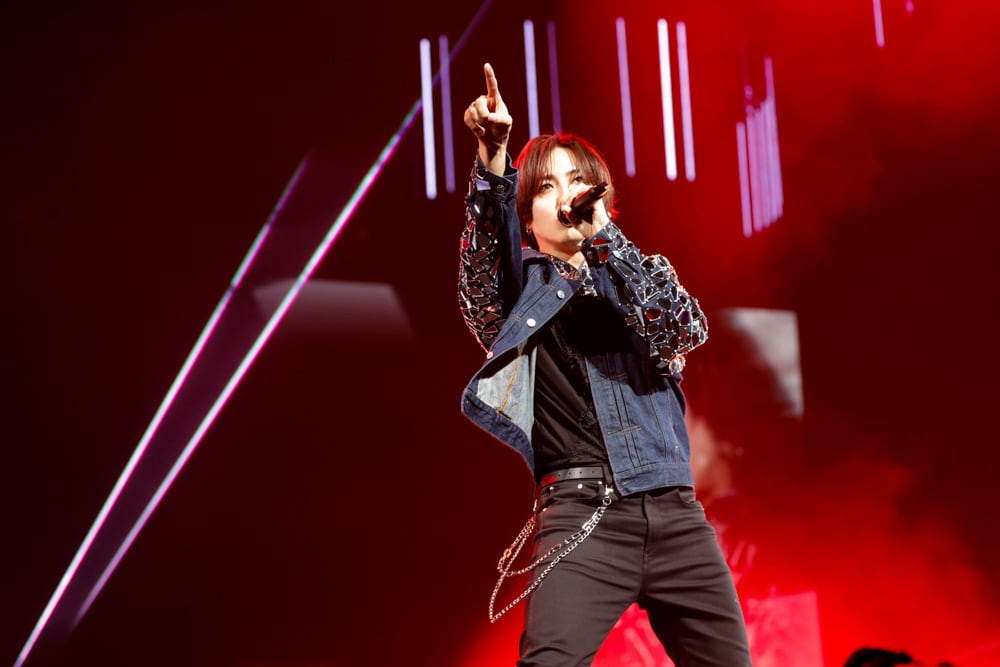 「KING SUPER LIVE 2024」での蒼井翔太のライブの様子。