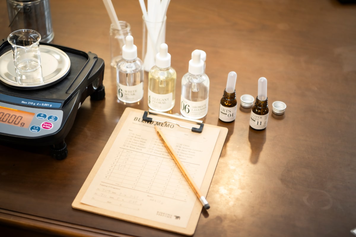 金熊香水高円寺ラボショップでは、彩風が調香したレシピの詳細を確認できる。