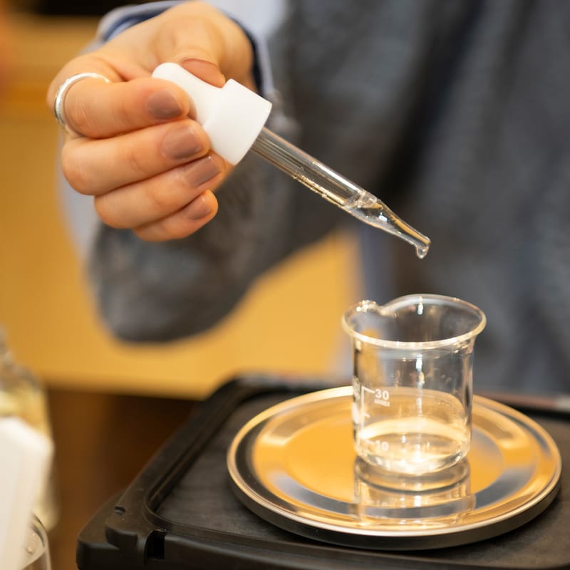 一滴、一滴、分量を間違えないように調香していく。