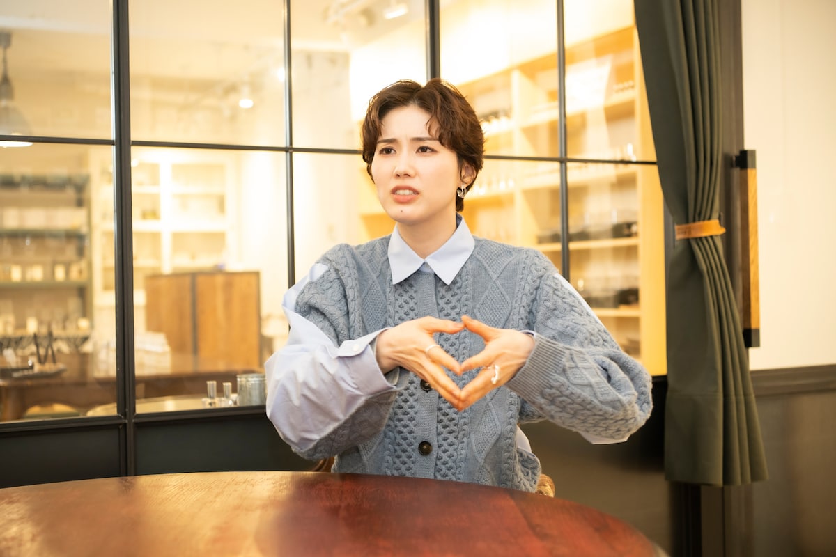 身振り手振りで香水への愛を表す彩風。