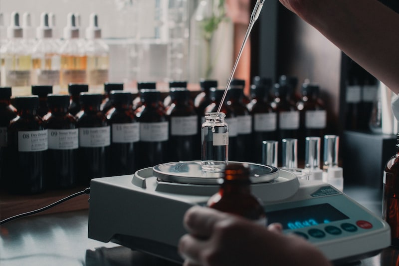 金熊香水の工場では日々、さまざまな香りが作られている。