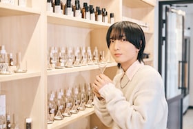 小林千晃、31歳。金熊香水で“今の声”を形に。1時間20分もの試行錯誤を徹底レポート