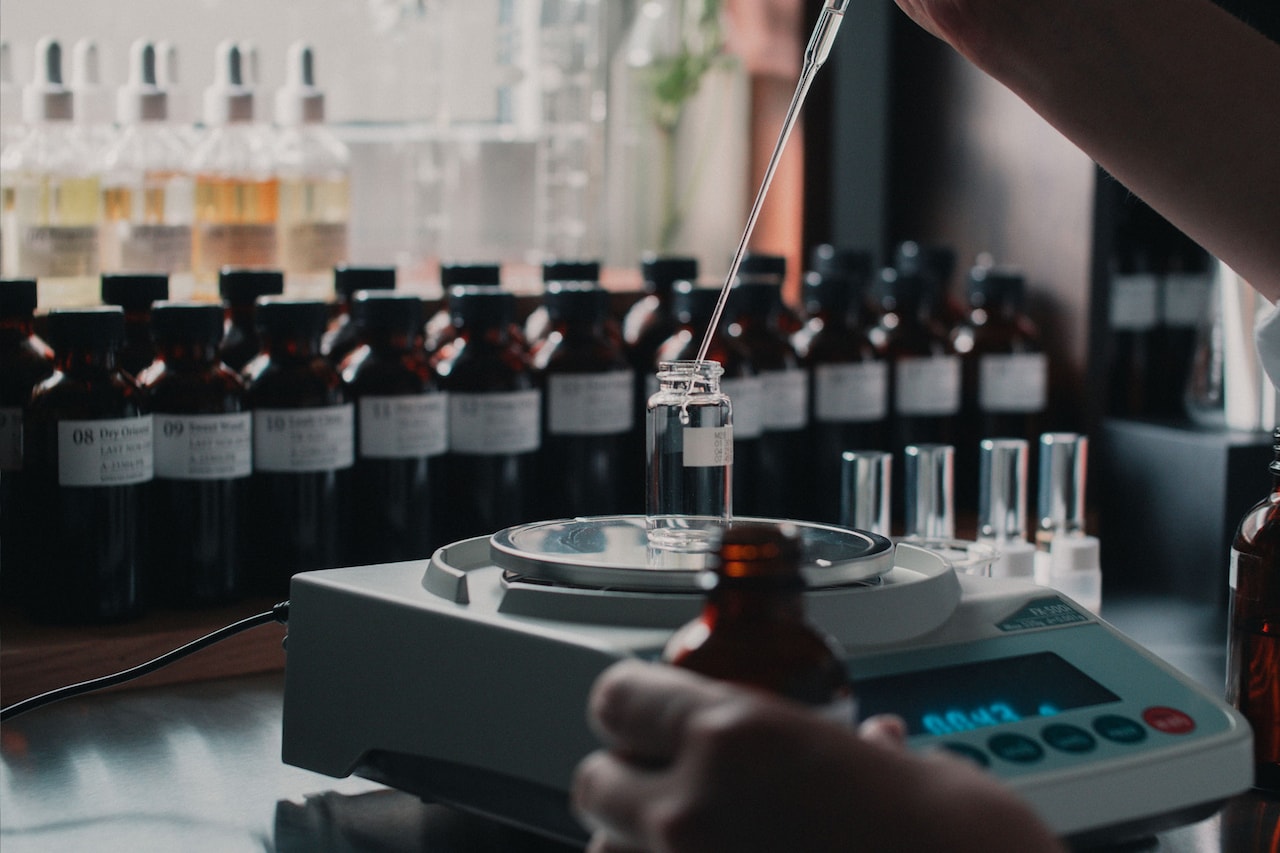 小林千晃、31歳。金熊香水で“今の声”を形に。1時間20分もの試行錯誤を