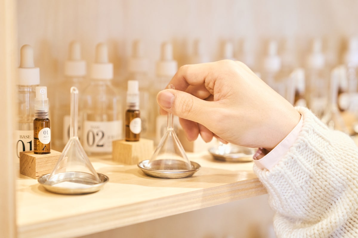 香料を手に取る小林千晃。