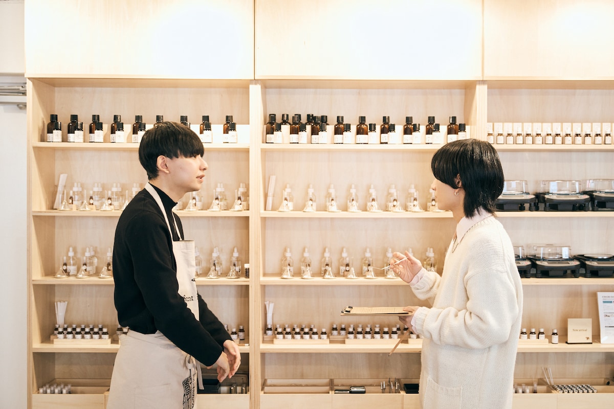 小林千晃と金熊香水のスタッフ。