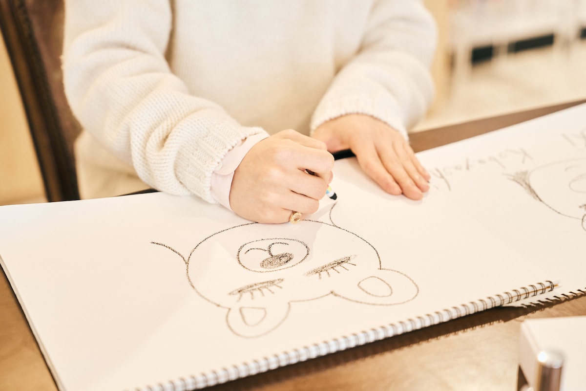 イラストを描く小林千晃の手元。
