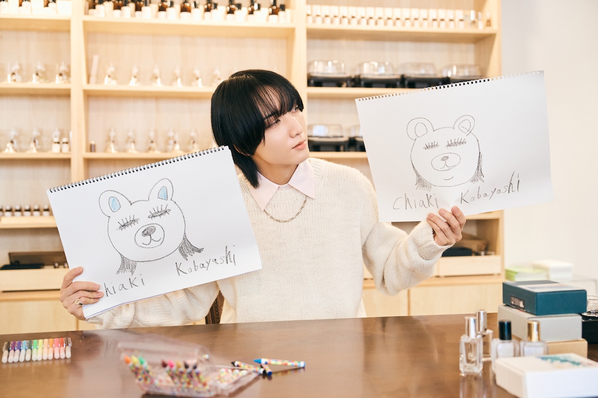 右の下書きから、丁寧に描き直した左の完成版。