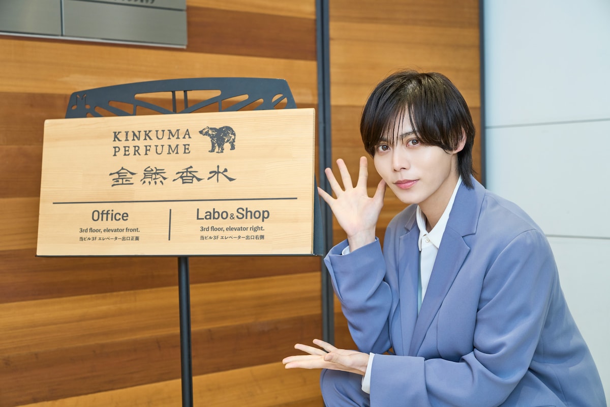 金熊香水高円寺ラボショップを訪れた大崎捺希。