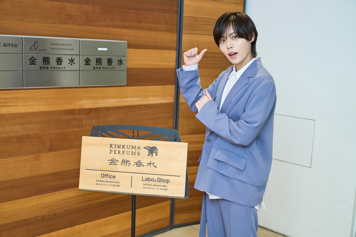 金熊香水高円寺ラボショップを訪れた大崎捺希。